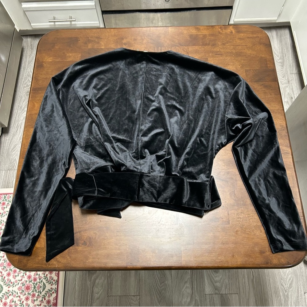 Good American Velvet Deep V Neck Long Sleeve Belted Blouse Black Size 2 / Size M - Picture 5 of 16